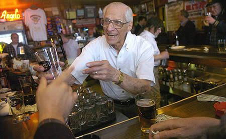 Самый опытный барменbrАнгело Каммарата, наверное, является самым опытным барменом, опыт работы которого насчитывает 77 лет (!). Каммарата не просто бармен, он работает в собственном баре, где ему очень нравится. Построил бар еще его отец-иммигрант, в 1935 году, и Ангело начал работать в этом баре с самых, что называется, пеленок.