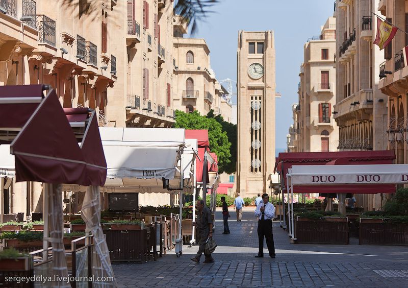Бейрут - это удивительный коктейль из роскоши и арабской самобытности. Центр города очень напоминает Париж или Рим, только туристов гораздо меньше: