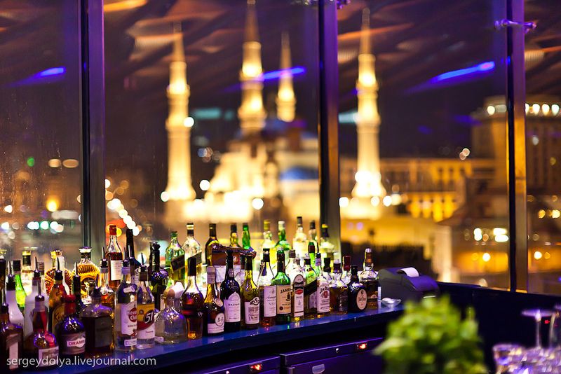Хоть Ливан и арабская страна, здесь действуют европейские законы в отношении алкоголя. Он продается во всех барах и ресторанах. Пить можно круглосуточно. Выбор огромен: 