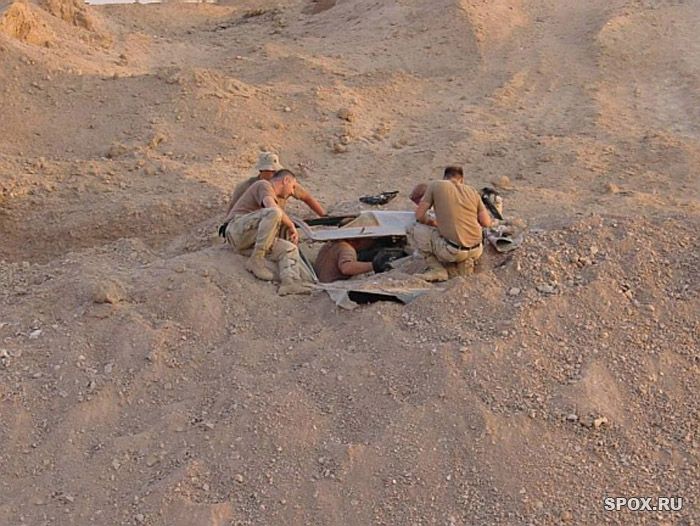 В песках пустыни спрятали боевой самолет (13 фото)