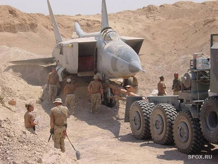 В песках пустыни спрятали боевой самолет (13 фото)