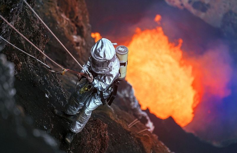 Человек спустился в кратер вулкана Marum (8 фото)
